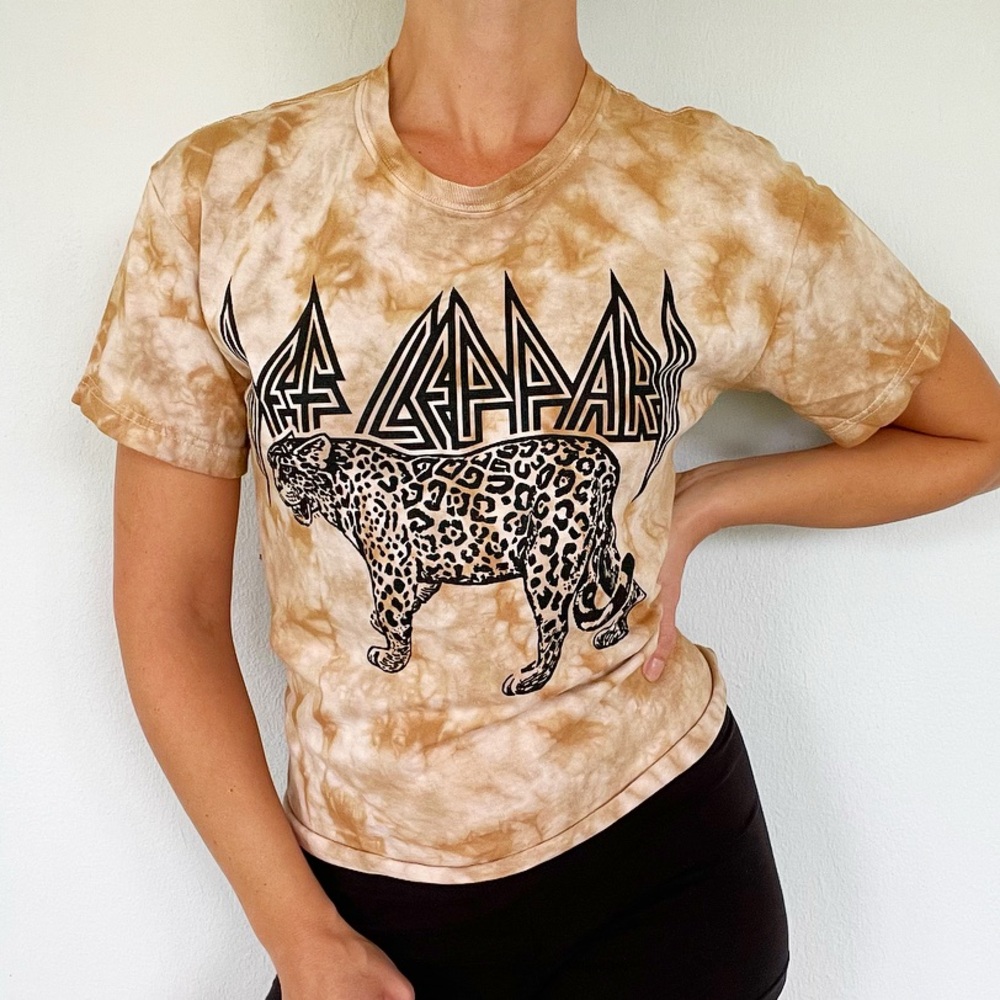 Def Leppard tan tie dye logo band tee size small